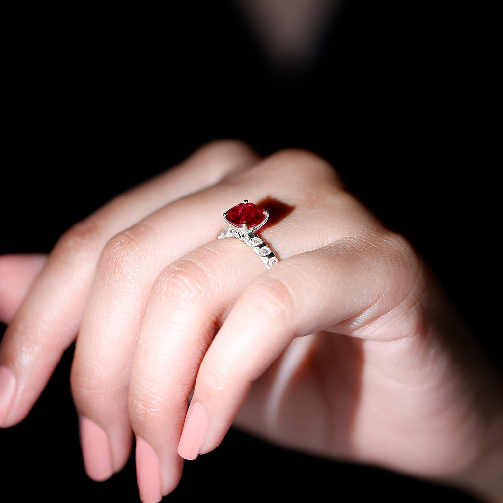 Kissenförmiger Schmuckstein mit Lab gewachsenem Rubin Als Solitär Ring und Moissanite