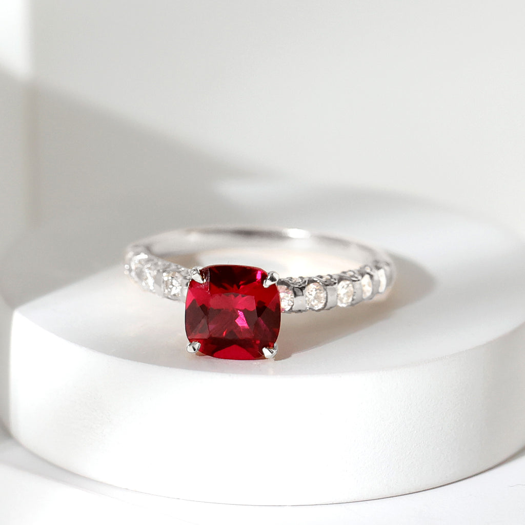 Kissenförmiger Schmuckstein mit Lab gewachsenem Rubin Als Solitär Ring und Moissanite