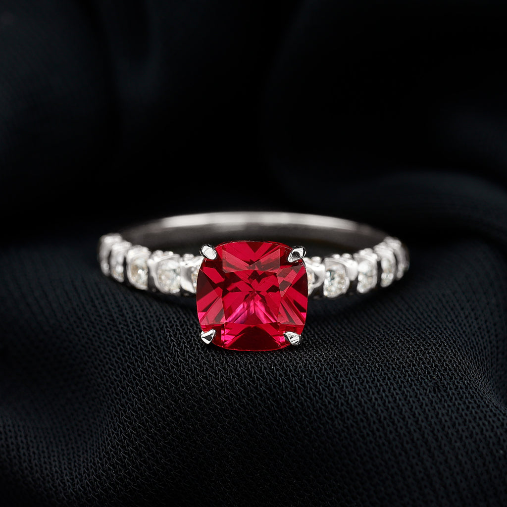 Kissenförmiger Schmuckstein mit Lab gewachsenem Rubin Als Solitär Ring und Moissanite