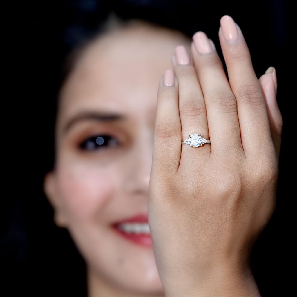 6.50 MM Trio Solitaire Moissanite Verlobungsring mit Zargenfassung