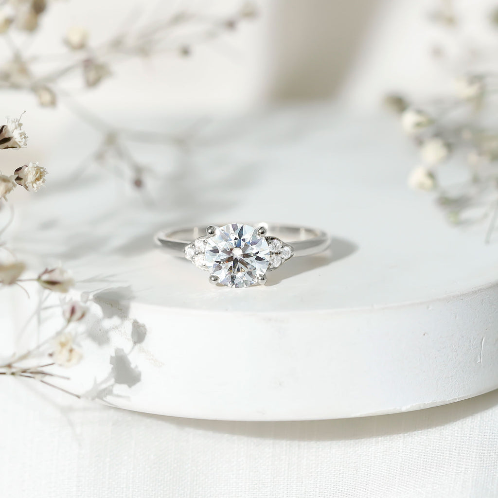 6.50 MM Trio Solitaire Moissanite Verlobungsring mit Zargenfassung