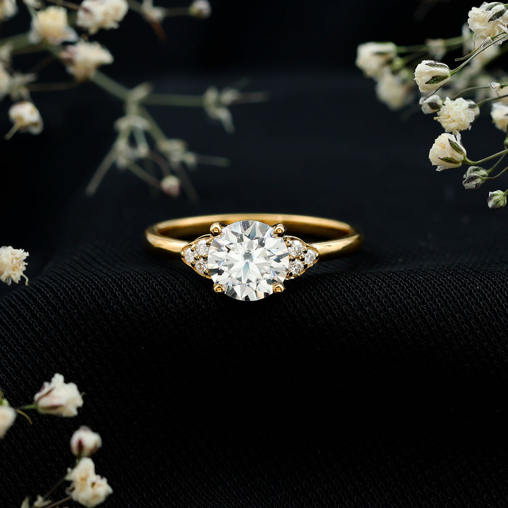 6.50 MM Trio Solitaire Moissanite Verlobungsring mit Zargenfassung
