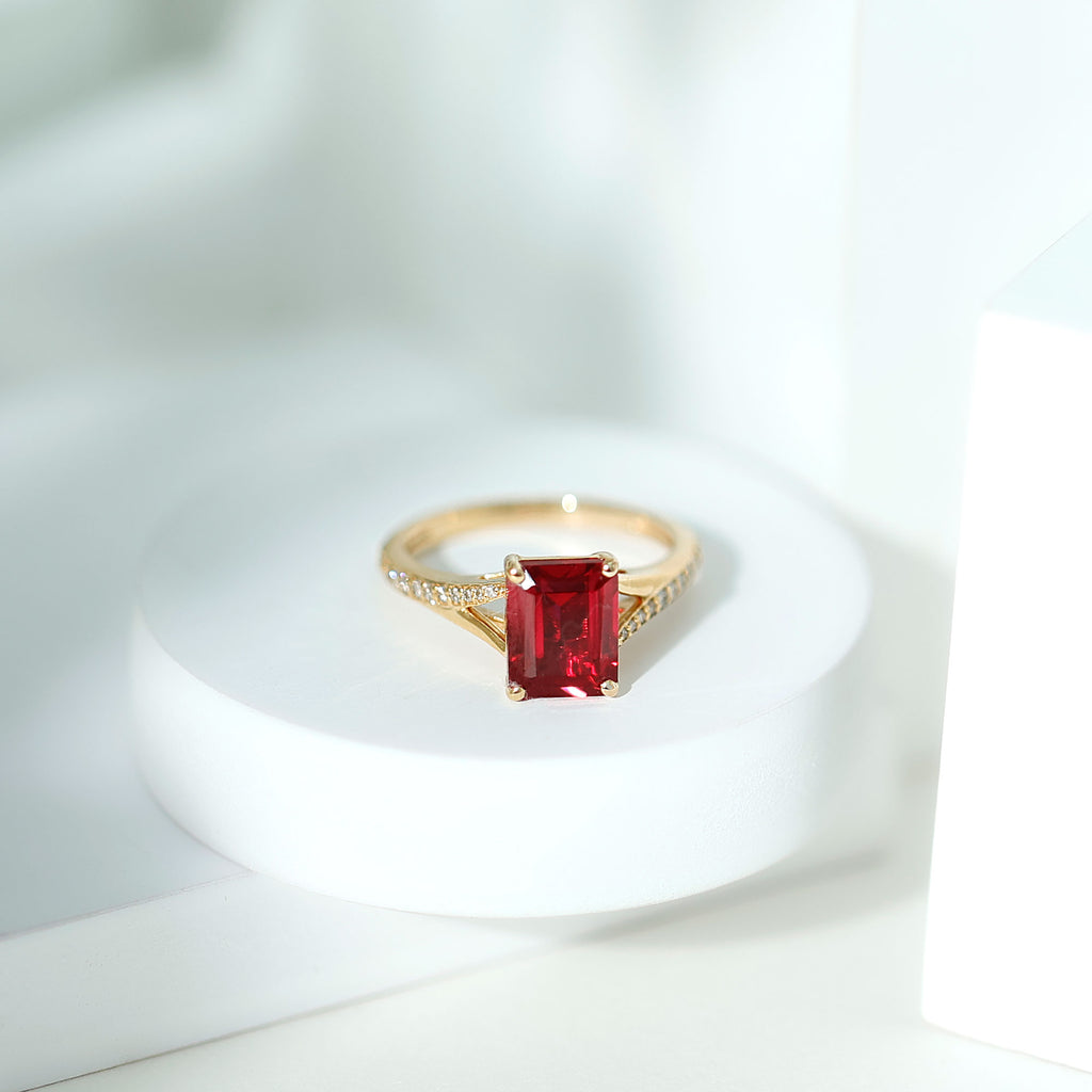 Ring mit Smaragdschliff aus Laborgewachsenem Rubin und Moissanit mit Geteiltem Ringschaft