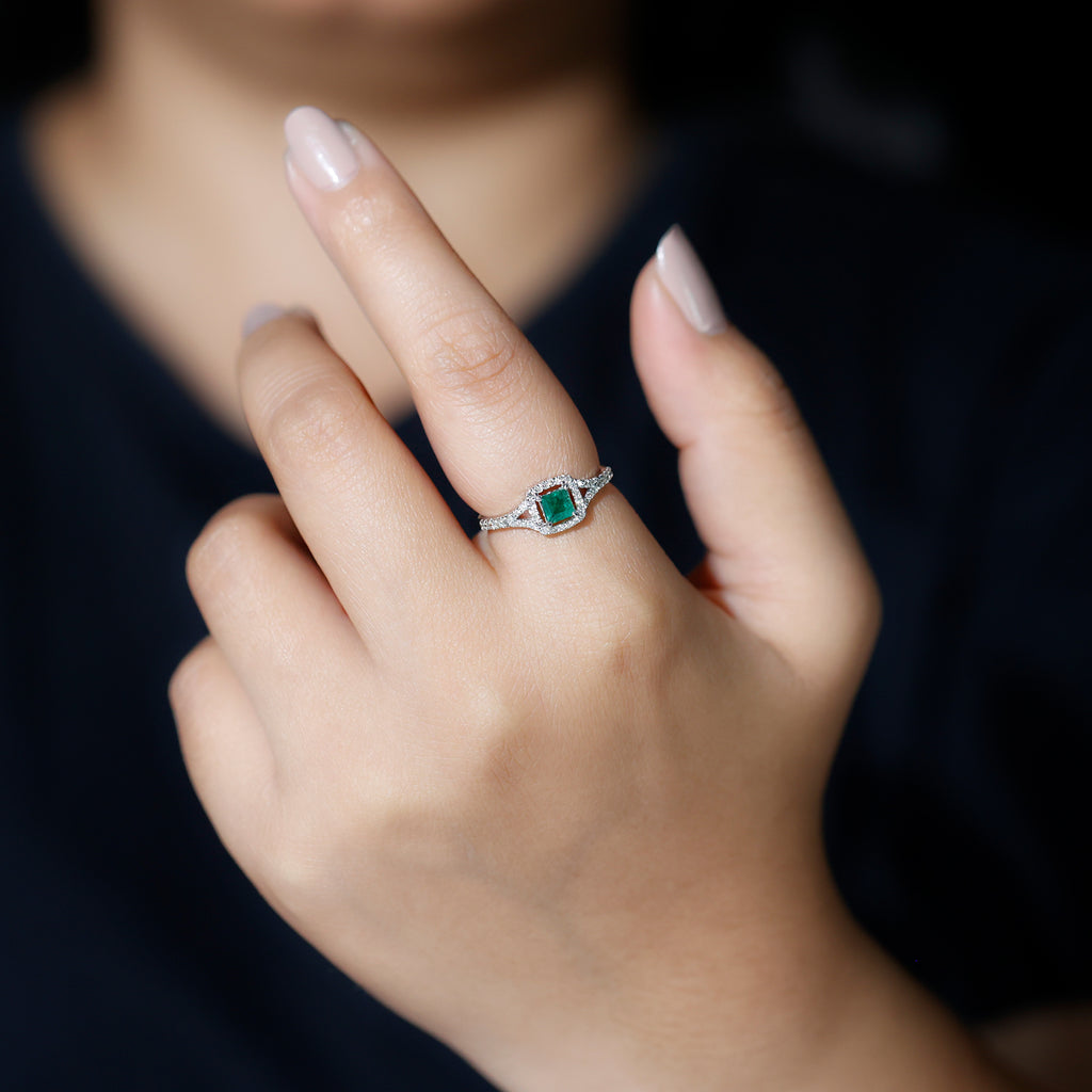 Verlobungsring mit Emerald förmigem Smaragd und Gespaltener Ringschiene mit Moissanite Steinen