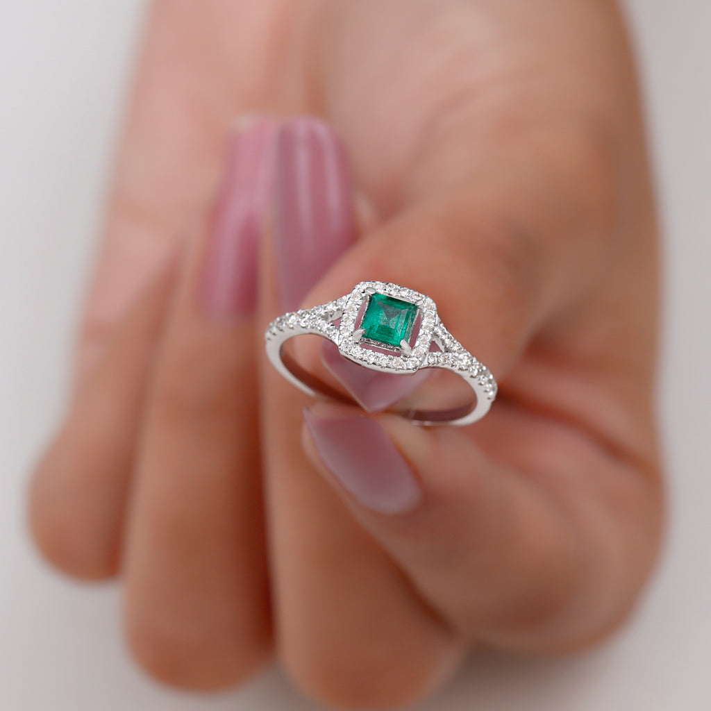 Verlobungsring mit Emerald förmigem Smaragd und Gespaltener Ringschiene mit Moissanite Steinen