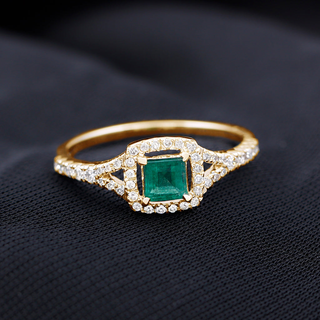 Verlobungsring mit Emerald förmigem Smaragd und Gespaltener Ringschiene mit Moissanite Steinen
