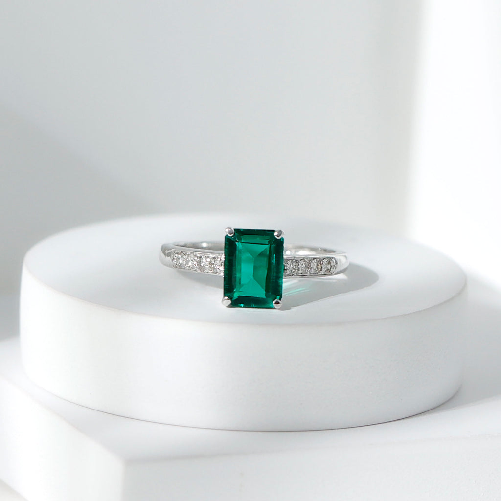 Oktagon Labor mit Gewachsener Smaragd Solitaire Verlobungsring mit Moissanit