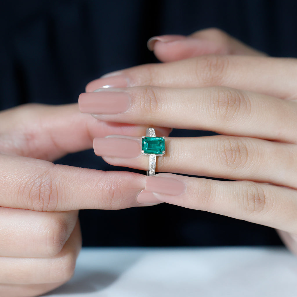 Oktagon Labor mit Gewachsener Smaragd Solitaire Verlobungsring mit Moissanit