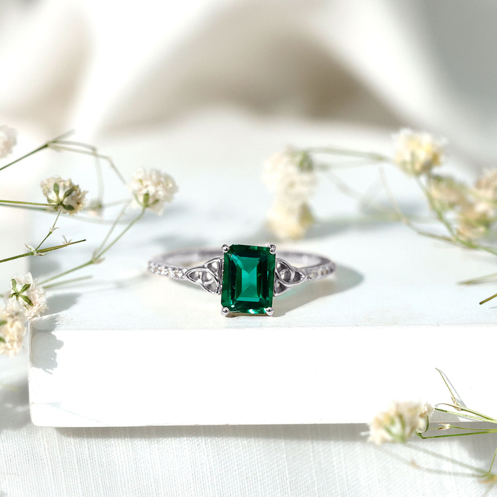 1.75 Karat Keltischer Knoten Smaragd und Moissanit Ring